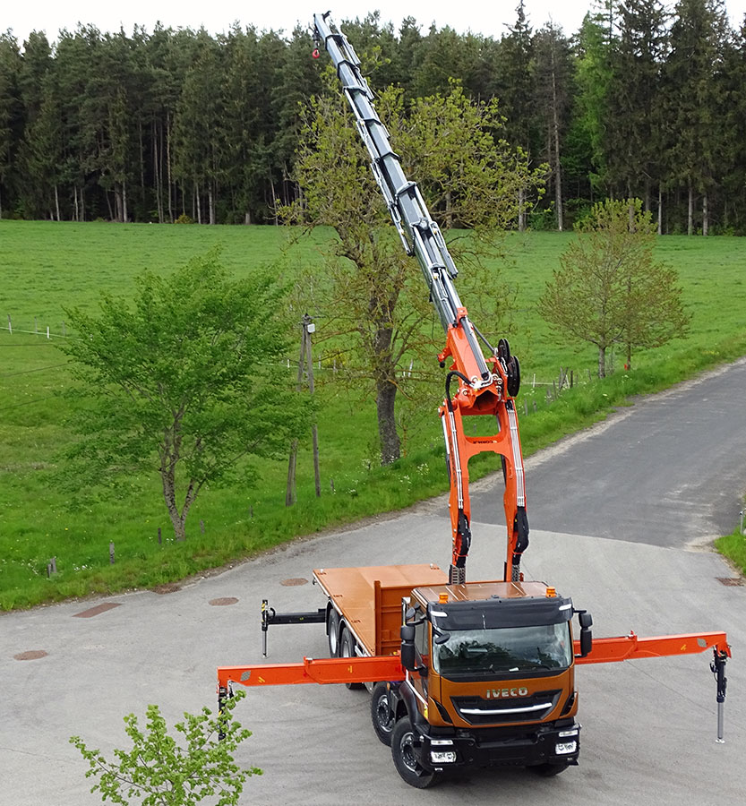 CHEZ-CORNUT-CARROSSERIE-INDUSTRIELLE-GRUE-MANUTENTION-CORMACH-50000E9-IVECO