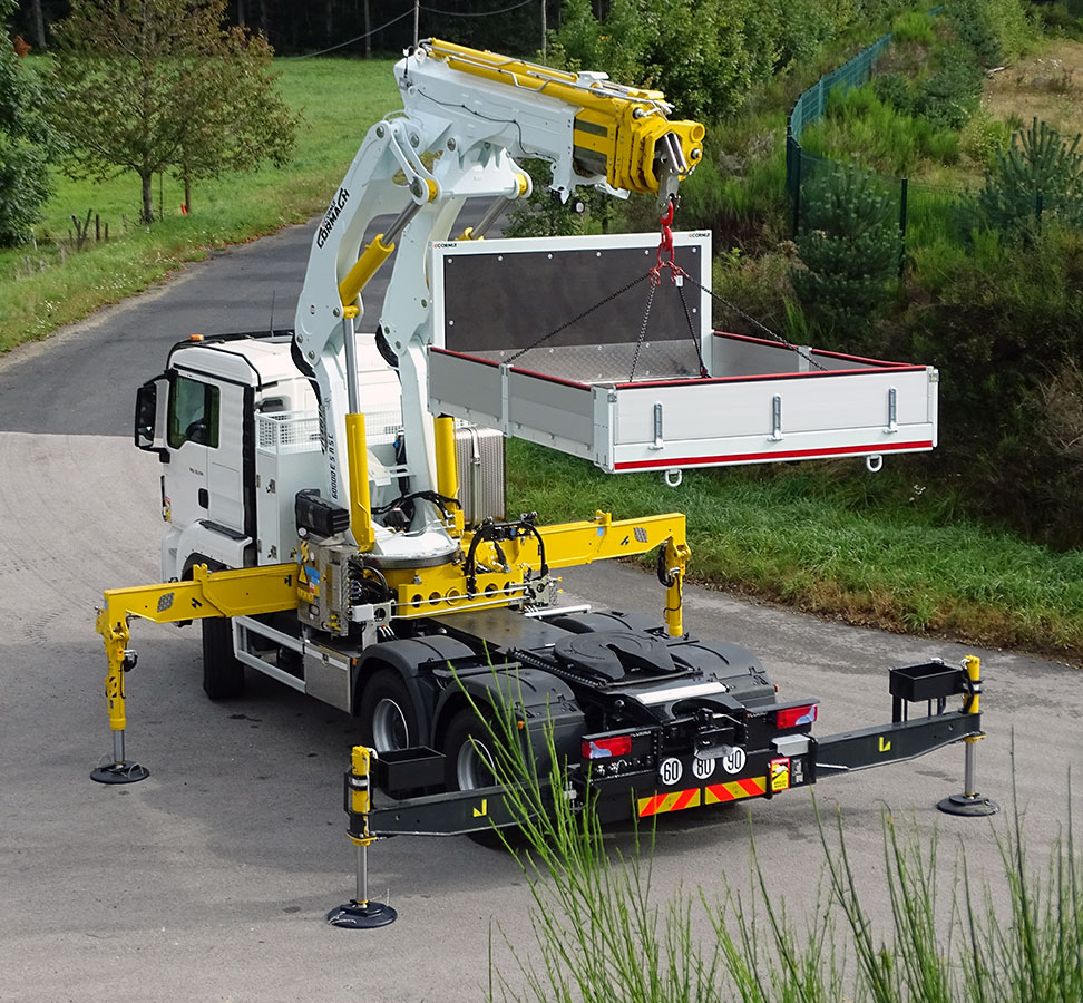 CHEZ-CORNUT-CARROSSERIE-INDUSTRIELLE-GRUE-MANUTENTION-CORMACH-60000E5-MAN-DOUBLE-GENRE