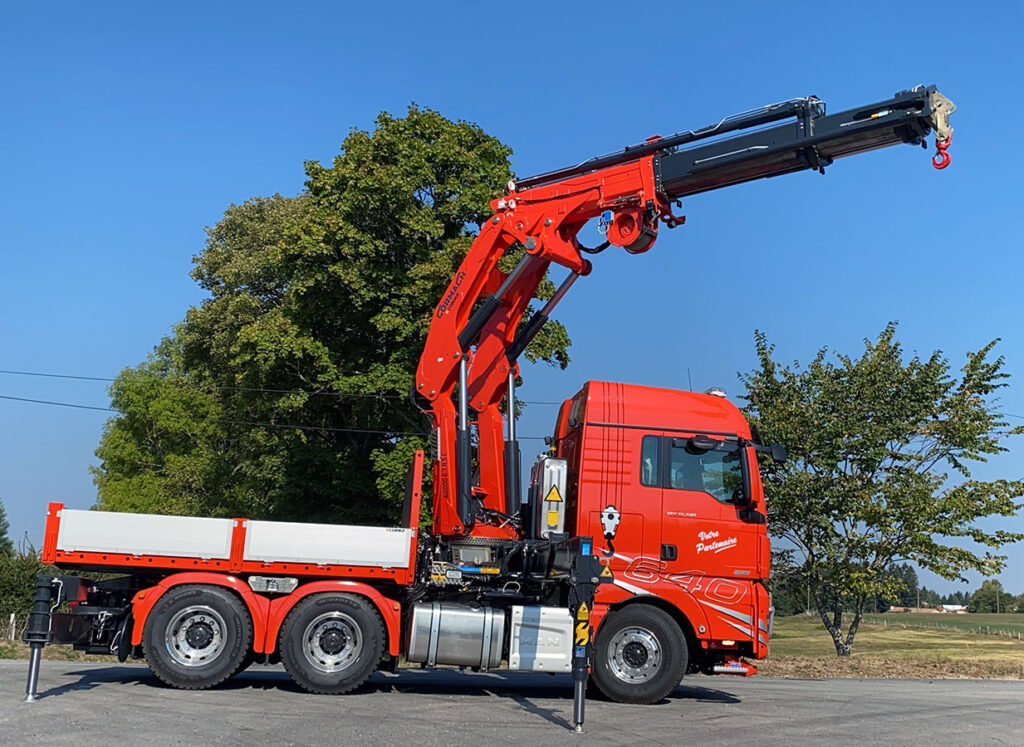 CHEZ-CORNUT-CARROSSERIE-INDUSTRIELLE-GRUE-MANUTENTION-CORMACH-60000E7-MAN-DOUBLE-GENRE