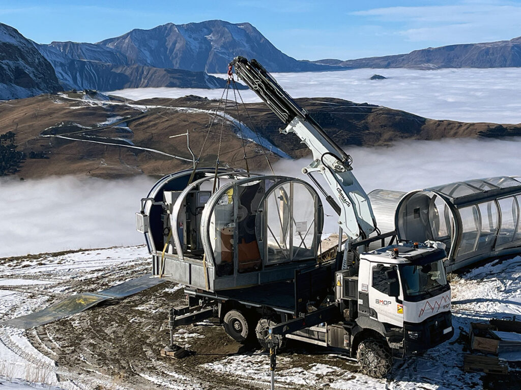 CHEZ-CORNUT-CARROSSERIE-INDUSTRIELLE-GRUE-MANUTENTION-CORMACH-60000E8-RENAULT-TRUCKS