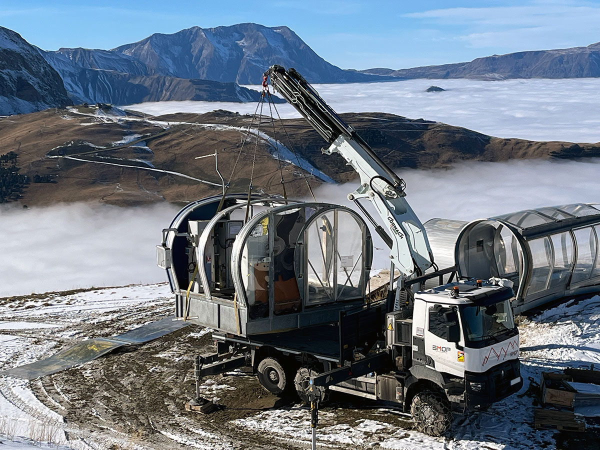 CHEZ-CORNUT-CARROSSERIE-INDUSTRIELLE-GRUE-MANUTENTION-CORMACH-60000E8-RENAULT-TRUCKS
