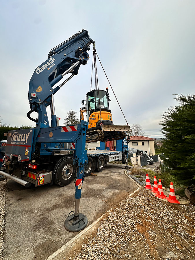 CHEZ-CORNUT-CARROSSERIE-INDUSTRIELLE-GRUE-MANUTENTION-CORMACH-75000E7-VOLVO