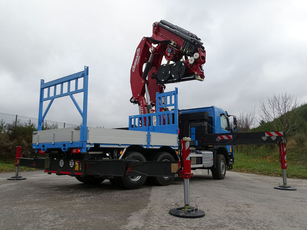 CHEZ-CORNUT-CARROSSERIE-INDUSTRIELLE-GRUE-MANUTENTION-CORMACH-87000E7F185-VOLVO-DOUBLE-GENRE