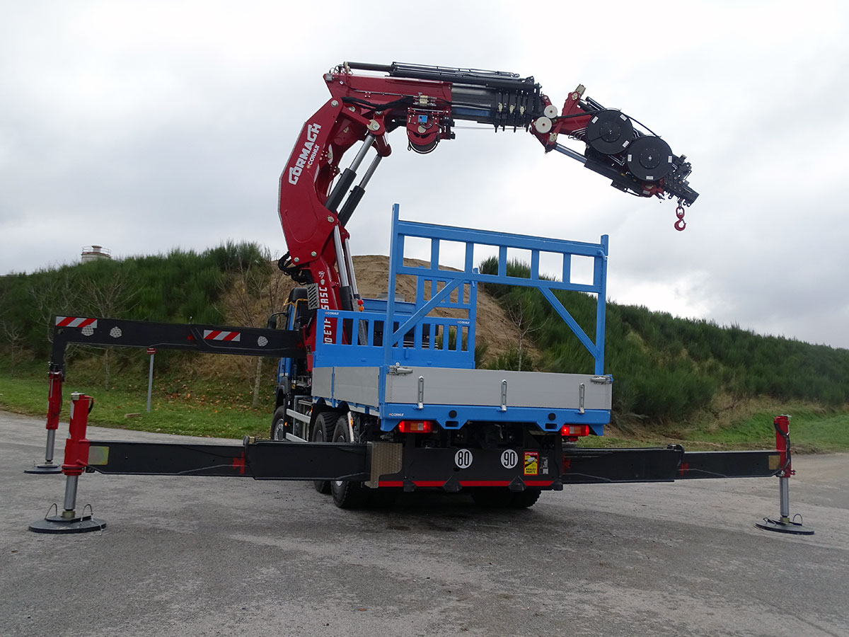 CHEZ-CORNUT-CARROSSERIE-INDUSTRIELLE-GRUE-MANUTENTION-CORMACH-87000E7F185-VOLVO