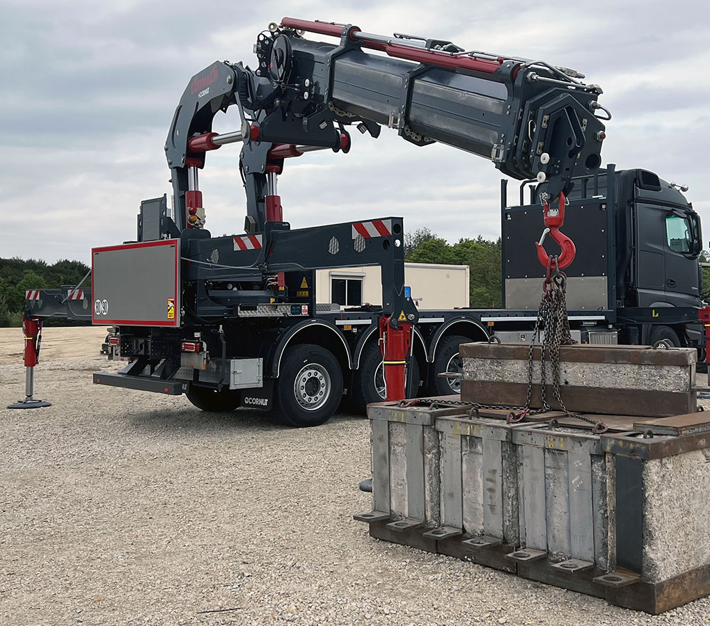 CHEZ-CORNUT-CARROSSERIE-INDUSTRIELLE-GRUE-MANUTENTION-CORMACH-95000E5