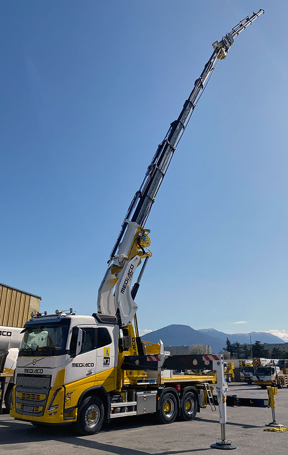 CHEZ-CORNUT-CARROSSERIE-INDUSTRIELLE-GRUE-MANUTENTION-CORMACH-95000E8F185-JIB-VOLVO