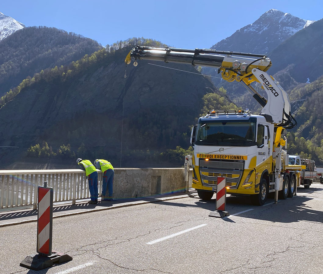 CHEZ-CORNUT-CARROSSERIE-INDUSTRIELLE-GRUE-MANUTENTION-CORMACH-95000E8F185-VOLVO