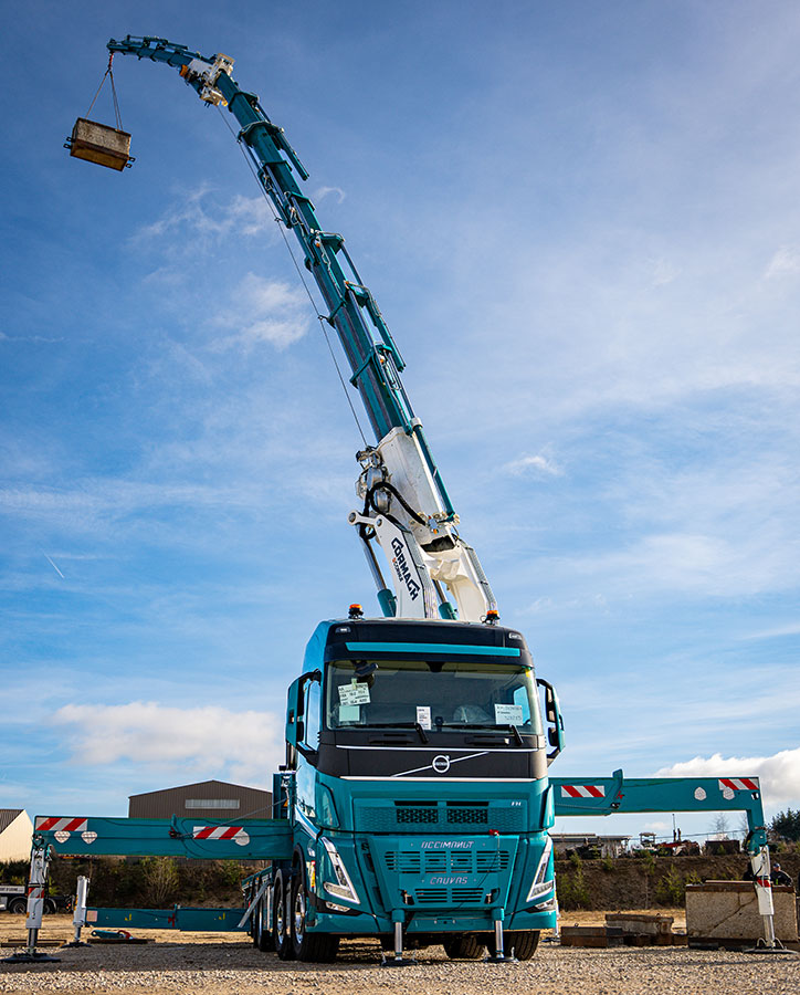 CHEZ-CORNUT-CARROSSERIE-INDUSTRIELLE-GRUE-MANUTENTION-CORMACH-95000E8F186-JIB-BEQUILLAGE-AVANT-VOLVO