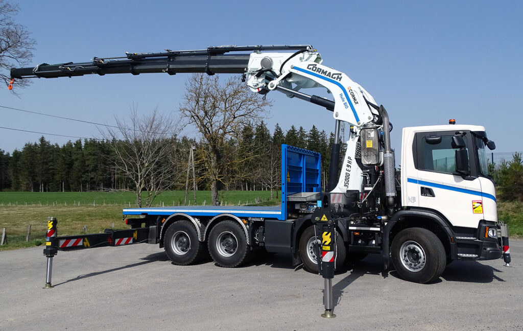 CHEZ-CORNUT-CARROSSERIE-INDUSTRIELLE-GRUE-MANUTENTION-CORMACH-95000E9-BEQUILLAGE-AVANT-MERCEDES-BENZ