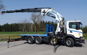 CHEZ-CORNUT-CARROSSERIE-INDUSTRIELLE-GRUE-MANUTENTION-CORMACH-95000E9-BEQUILLAGE-AVANT-MERCEDES-BENZ
