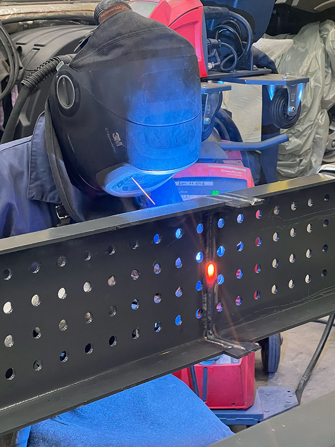 CHEZ-CORNUT-CARROSSERIE-INDUSTRIELLE-SOUDURE-CHASSIS-travaux-adaptation