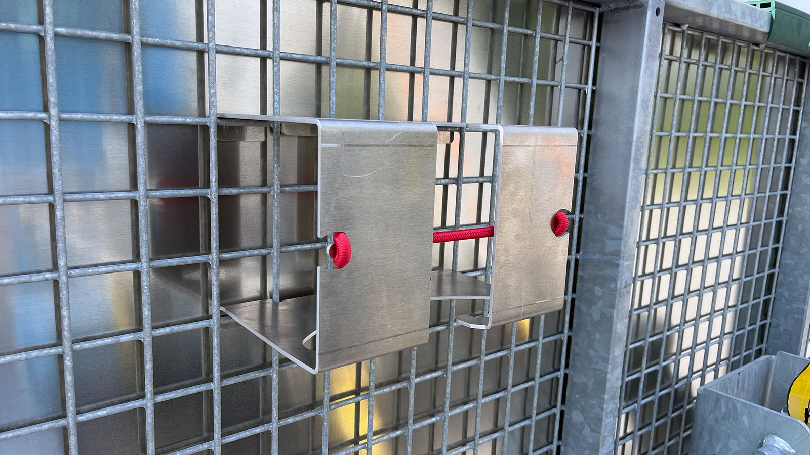 CHEZ-CORNUT-CARROSSERIE-INDUSTRIELLE-benne-amovible-sur-berce-dynamacs-acier-porte-outils