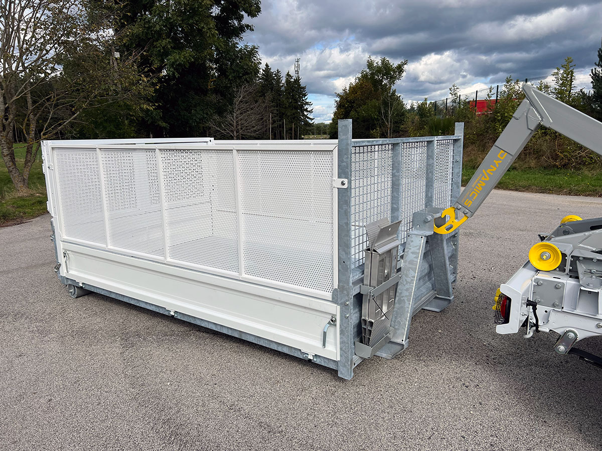 CHEZ-CORNUT-CARROSSERIE-INDUSTRIELLE-benne-amovible-sur-berce-dynamacs-acier-rampe-de-chargement