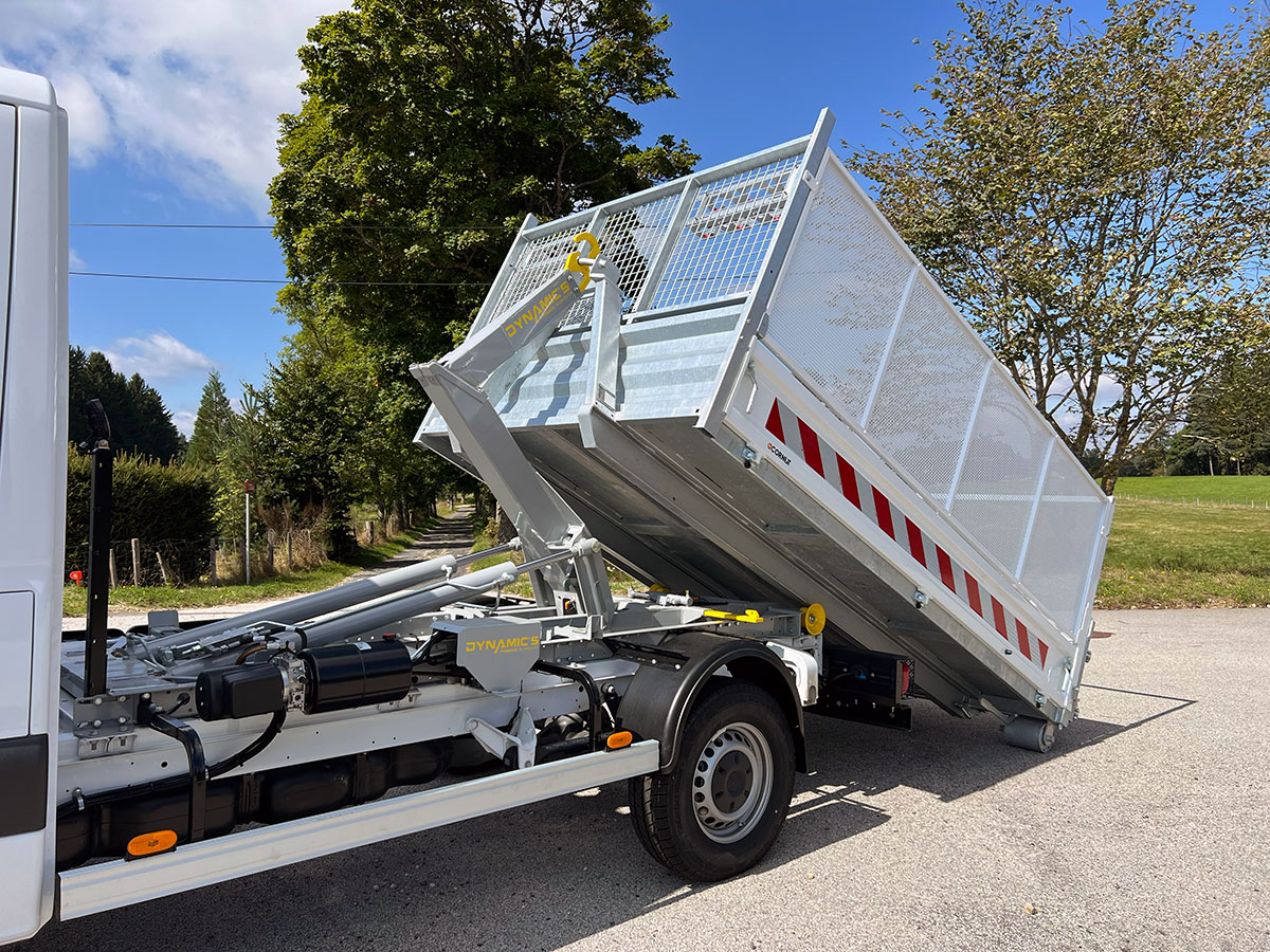 CHEZ-CORNUT-CARROSSERIE-INDUSTRIELLE-benne-amovible-sur-berce-dynamacs-acier-rehausse-grillage