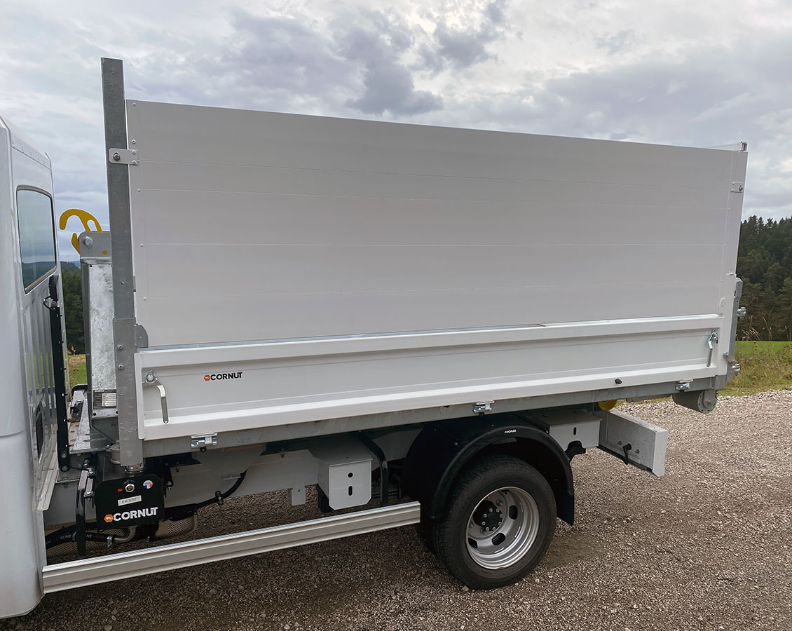 CHEZ-CORNUT-CARROSSERIE-INDUSTRIELLE-benne-amovible-sur-berce-dynamacs-acier-rehausse-pleine