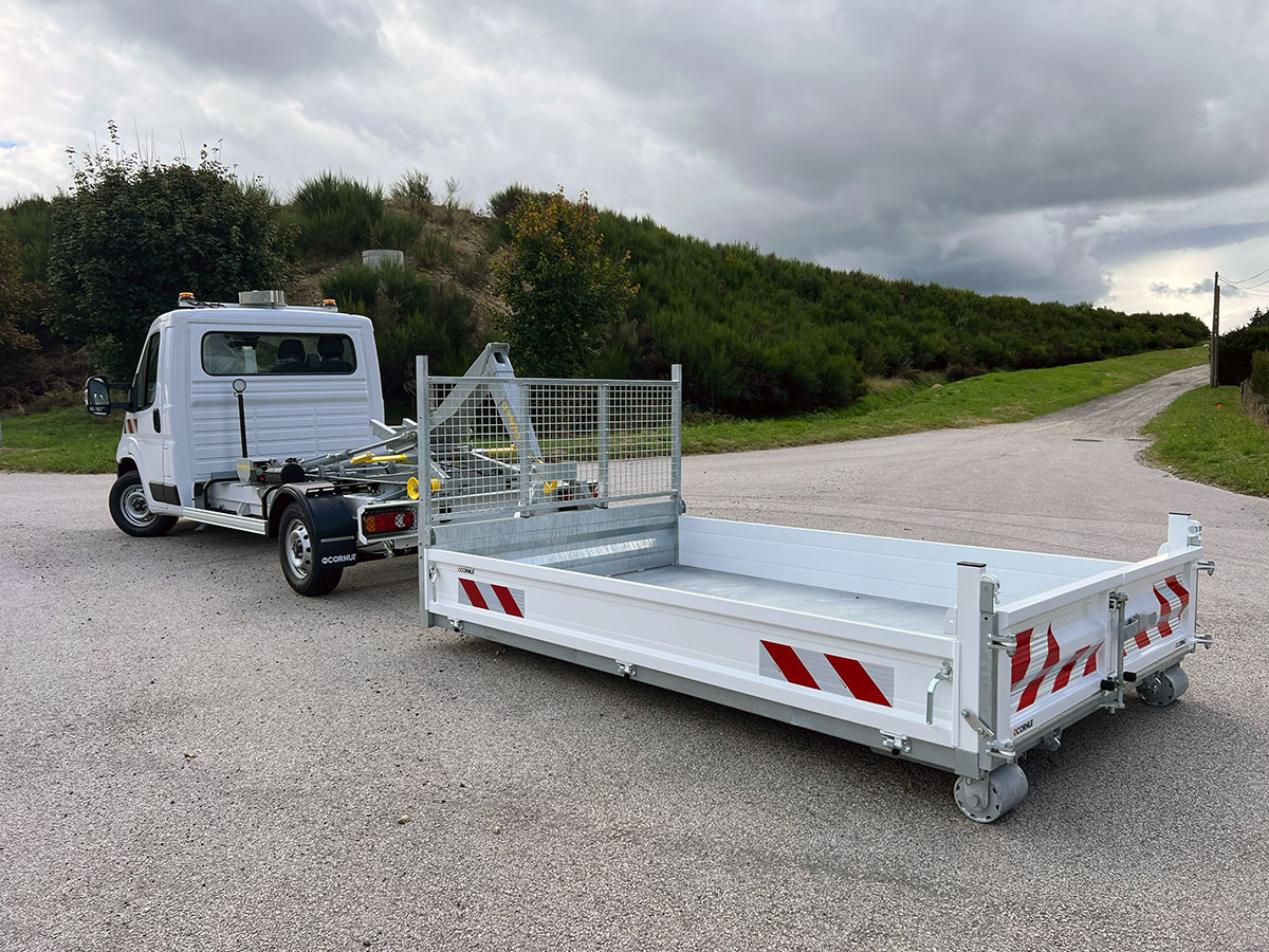 CHEZ-CORNUT-CARROSSERIE-INDUSTRIELLE-benne-amovible-sur-berce-dynamacs-acier