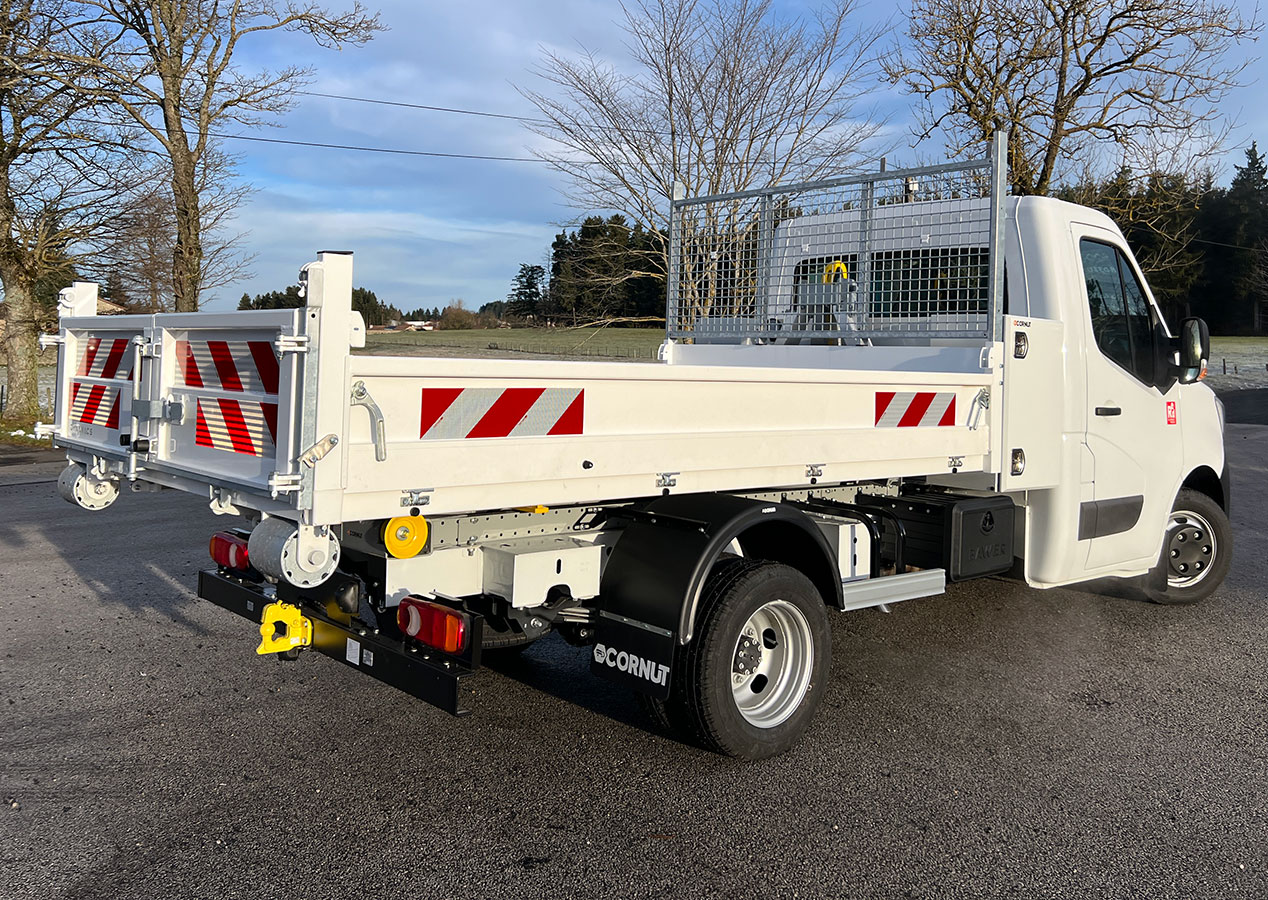 CHEZ-CORNUT-CARROSSERIE-INDUSTRIELLE-benne-amovible-sur-berce-dynamacs-alu-porte-arriere-universelle
