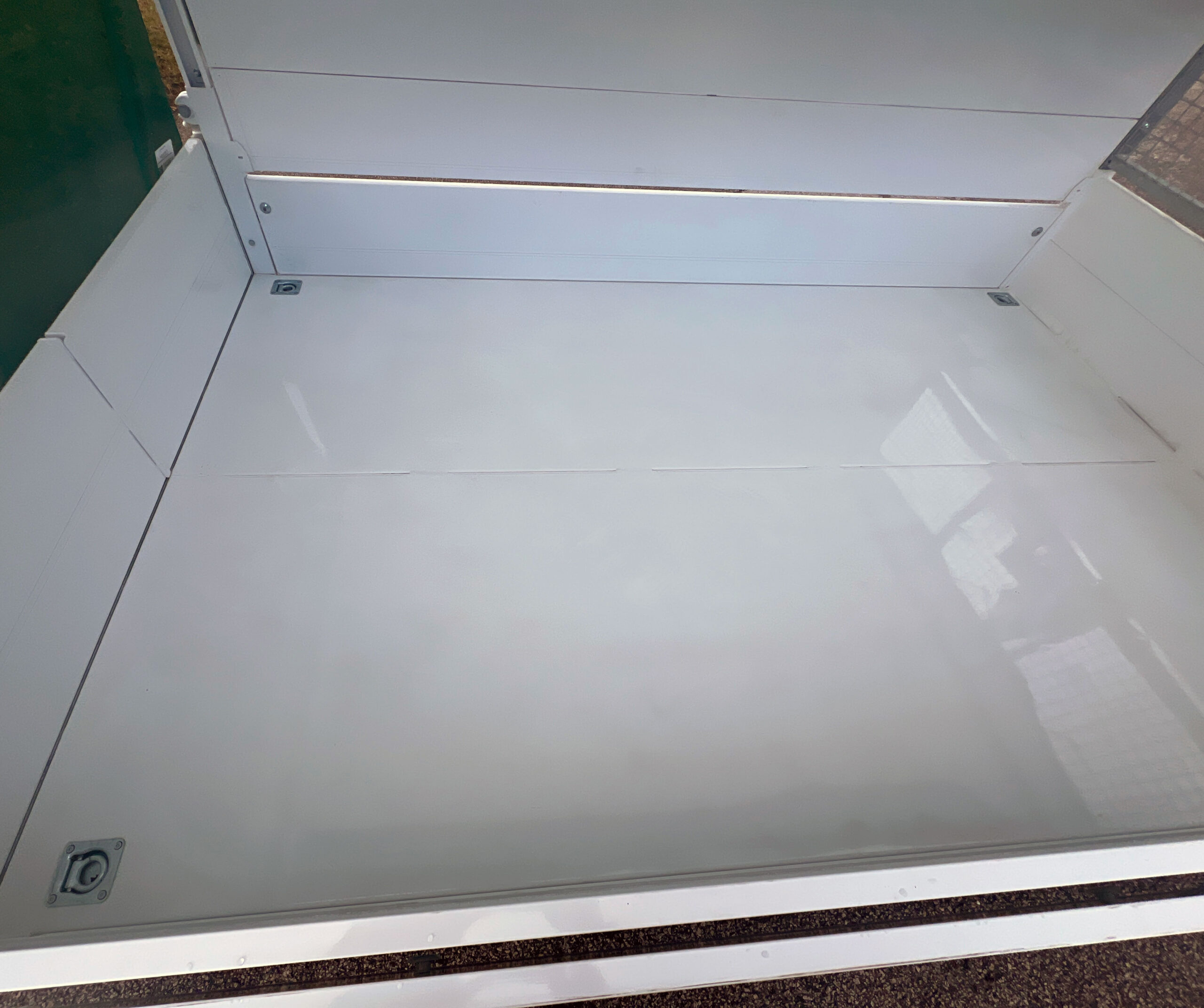 CHEZ-CORNUT-CARROSSERIE-INDUSTRIELLE-benne-amovible-sur-berce-dynamacs-aluminium-anneaux-arrimage