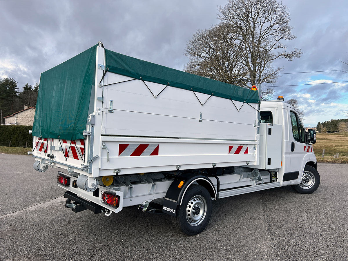 CHEZ-CORNUT-CARROSSERIE-INDUSTRIELLE-benne-amovible-sur-berce-dynamacs-aluminium-rehausse-pleine-rabattable-bachage-anneaux-arrimage