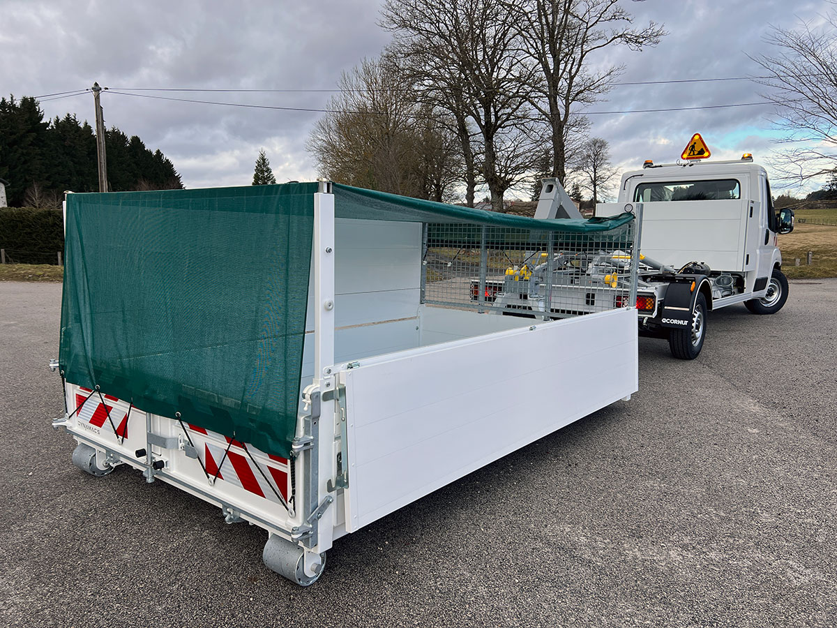 CHEZ-CORNUT-CARROSSERIE-INDUSTRIELLE-benne-amovible-sur-berce-dynamacs-aluminium-rehausse-pleine-rabattable-bachage-anneaux-arrimage