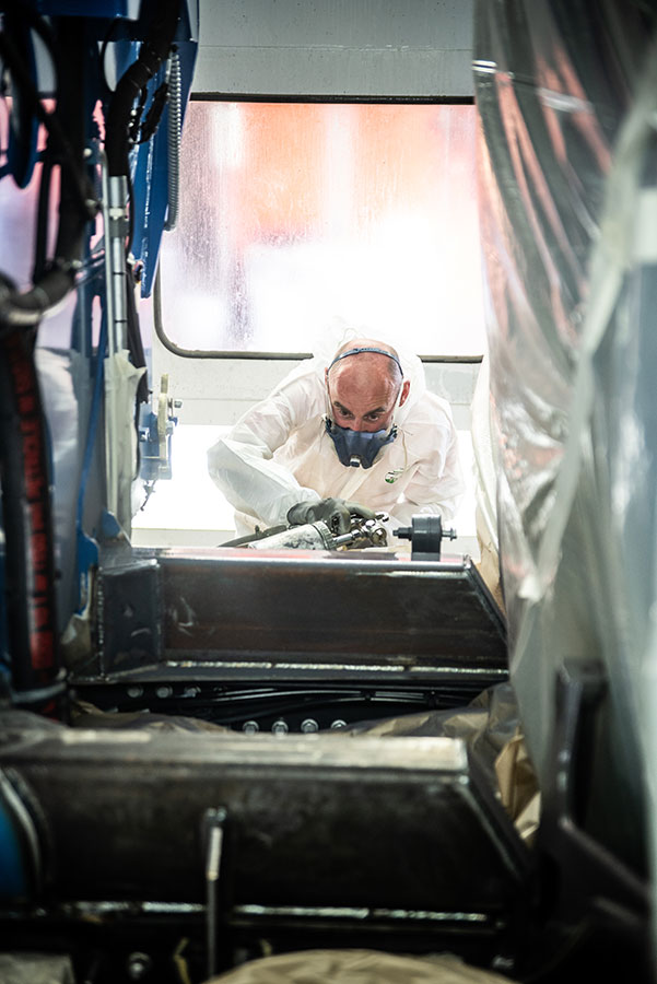 CHEZ-CORNUT-CARROSSIER-INDUSTRIEL-CABINE-PEINTURE