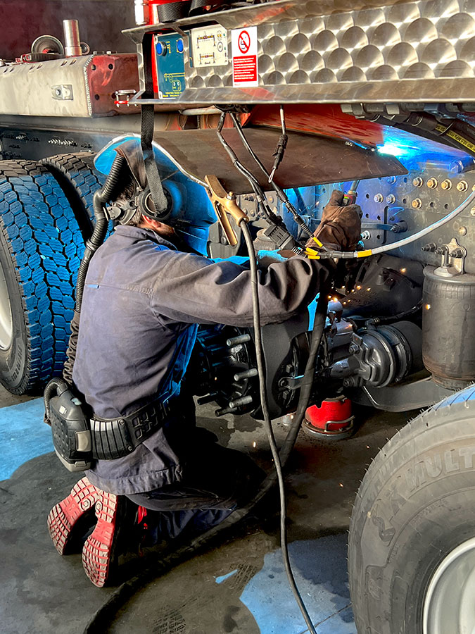 CHEZ-CORNUT-CARROSSIER-INDUSTRIEL-CARROSSAGE-GRUE-CORMACH