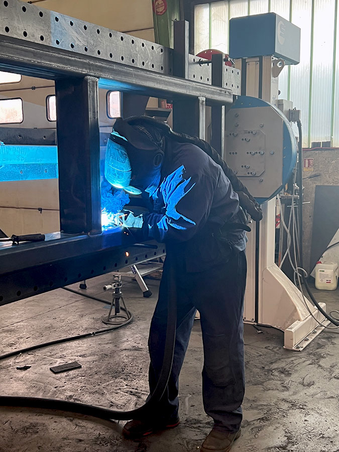 CHEZ-CORNUT-CARROSSIER-INDUSTRIEL-CHAUDRONNERIE-FABRICATION-FAUX-CHASSIS