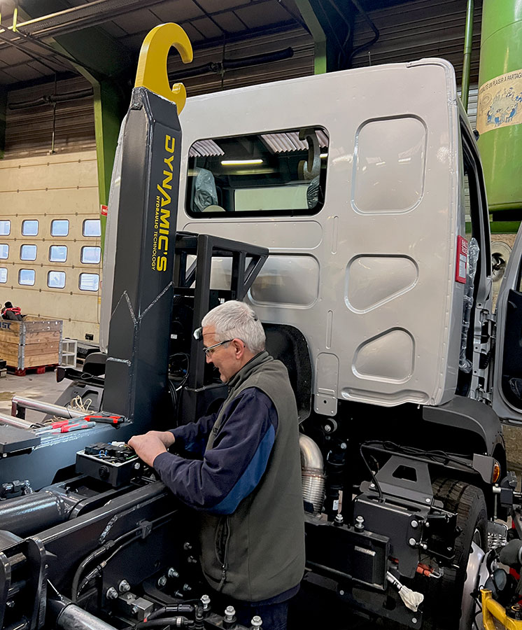 CHEZ-CORNUT-CARROSSIER-INDUSTRIEL-ELECTRICITE-BRAS-HYDRAULIQUE-DYNAMICS-VEHICULE-GAMME-INTERMEDIAIRE