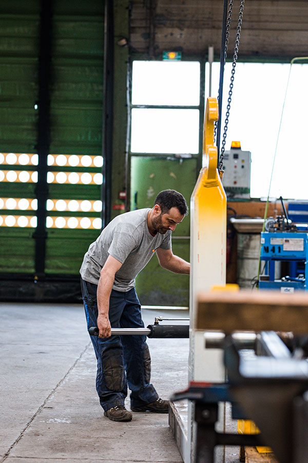 CHEZ-CORNUT-CONSTRUCTEUR-INDUSTRIEL-ASSEMBLAGE-BRAS-HYDRAULIQUE-DYNAMICS-POIDS-LOURDS