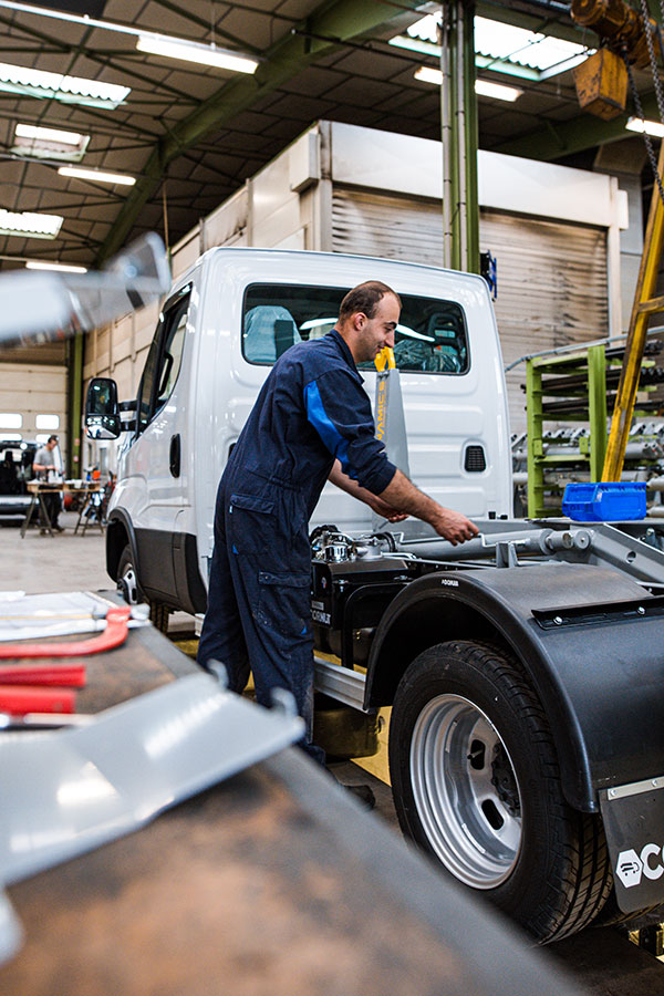 CHEZ-CORNUT-CONSTRUCTEUR-INDUSTRIEL-MONTAGE-BRAS-HYDRAULIQUE-DYNAMICS