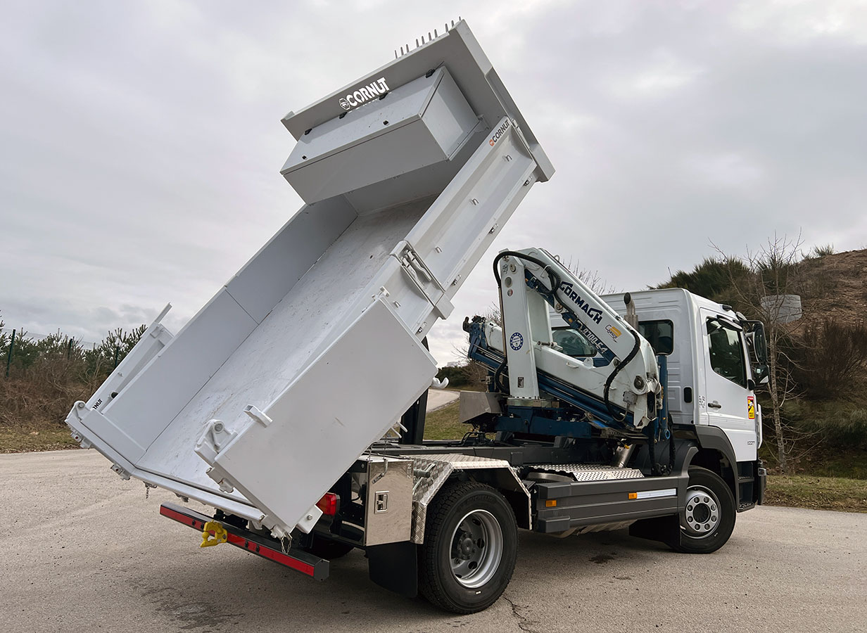 CHEZ-CORNUT-GRUE-MANUTENTION-CORMACH-8700E4-benne-MERCEDESBENZ