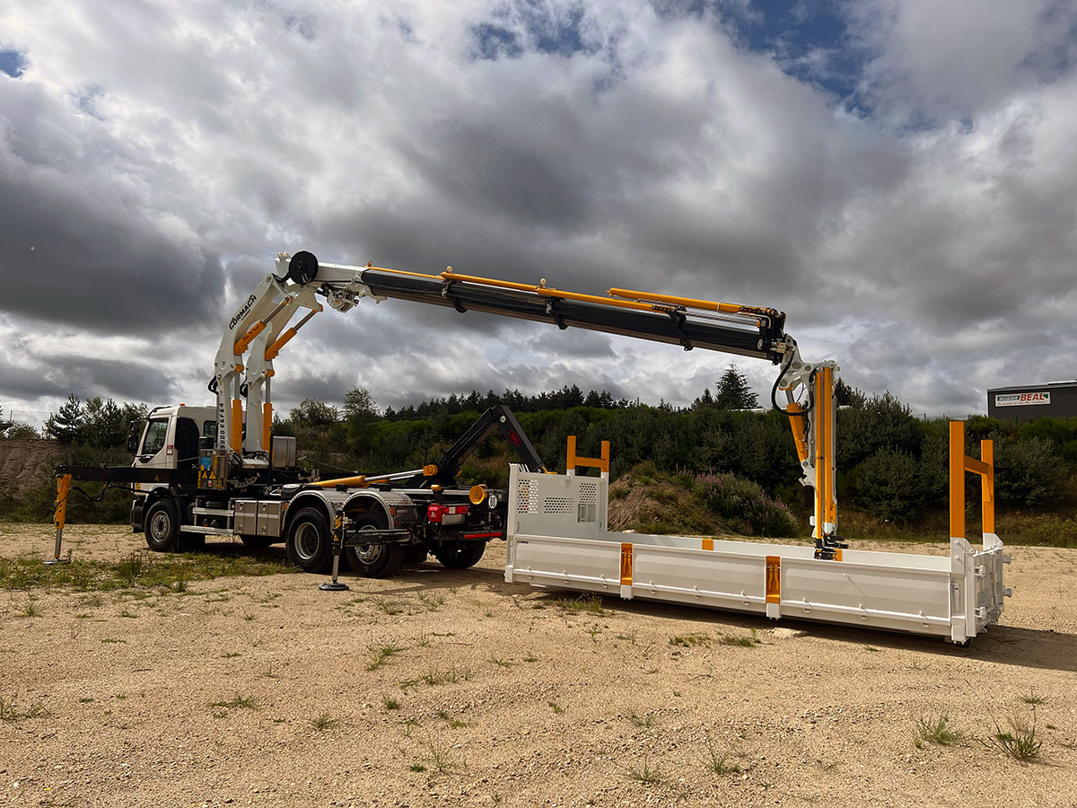 CHEZ-CORNUT-CARROSSERIE-INDUSTRIELLE-BENNE-SUR-berce-amobible-poids-lourds-bras-de-levage-MEC-KT-grue-manutention-cormach-39000E-