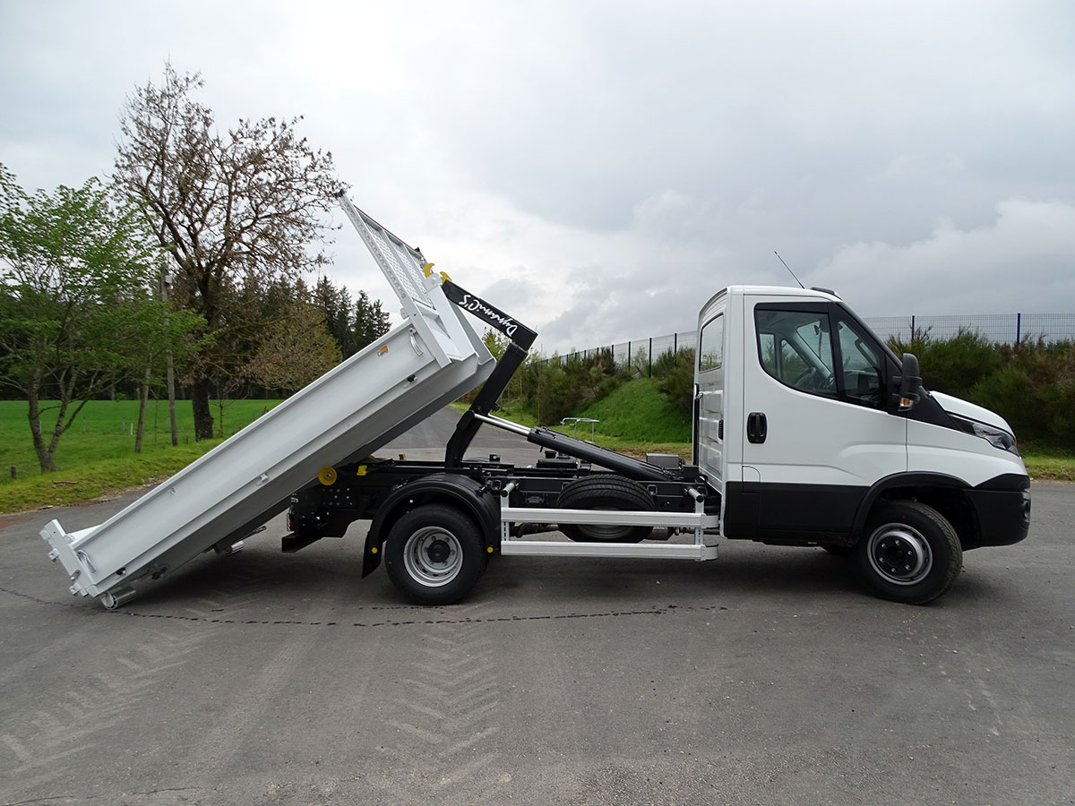 CHEZ-CORNUT-CARROSSERIE-INDUSTRIELLE-BRAS-HYDRAULIQUE-DYNAMICS-CS040-iveco-daily-SEMI-depose