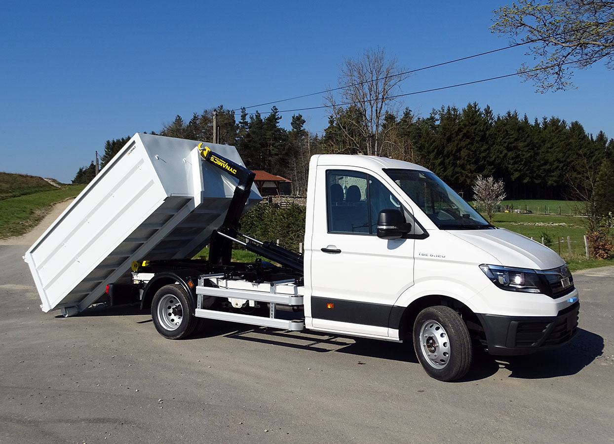 CHEZ-CORNUT-CARROSSERIE-INDUSTRIELLE-BRAS-HYDRAULIQUE-DYNAMICS-CS040-man-tge-semi-depose-benne-sur-berce