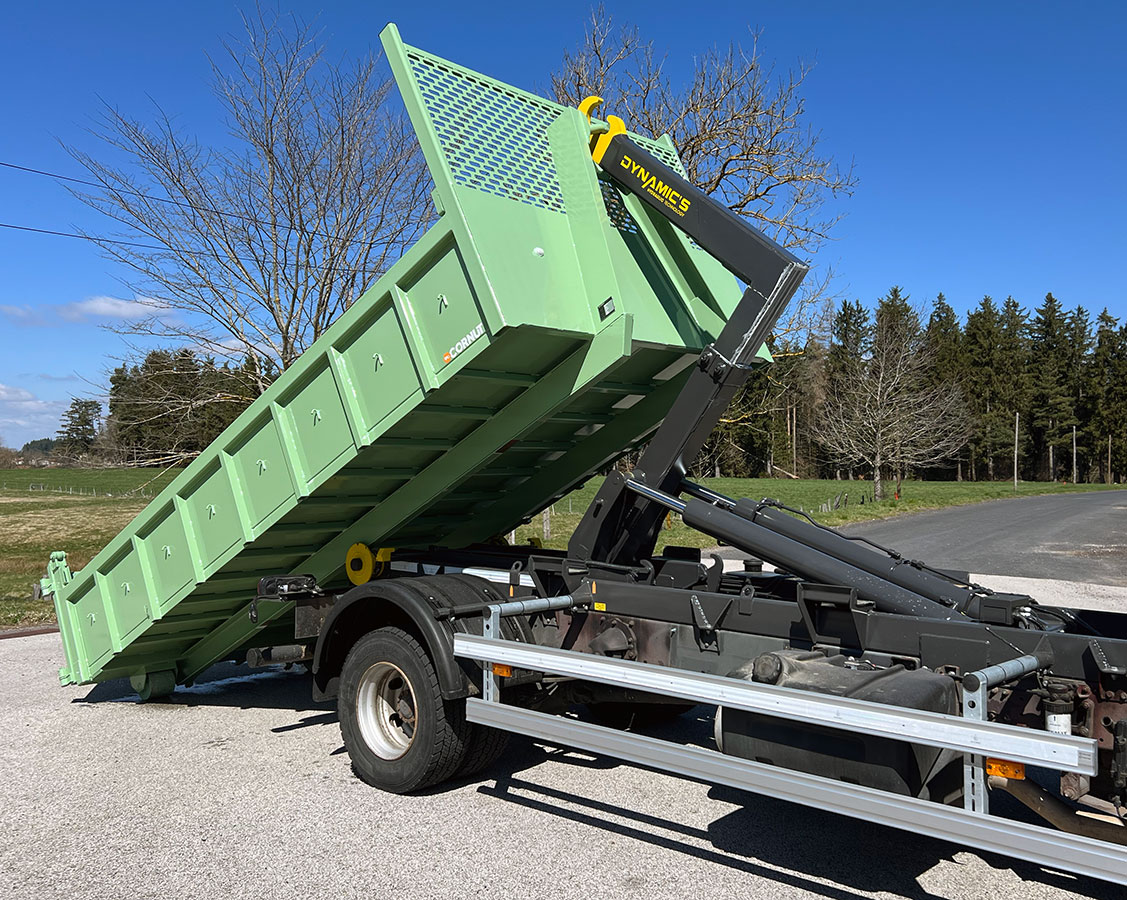 CHEZ-CORNUT-CARROSSERIE-INDUSTRIELLE-BRAS-HYDRAULIQUE-DYNAMICS-CS070-semi-depose-benne-amovible-sur-berce