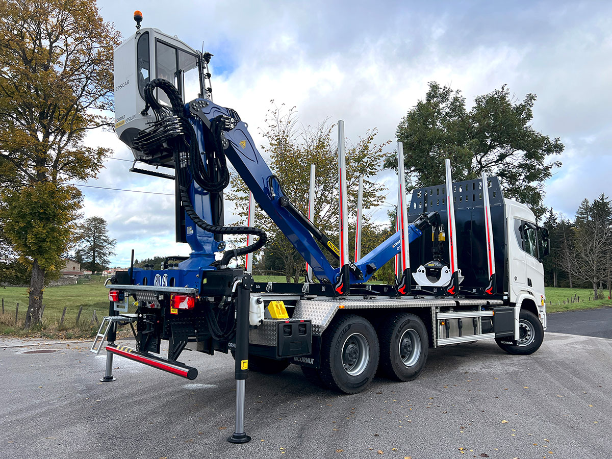 CHEZ-CORNUT-CARROSSERIE-INDUSTRIELLE-EQUIPEMENT-FORESTIER-CARROSSAGE-ENSEMBLE-PORTE-BILLONS-GRUE-PALFINGER-EPSILON-