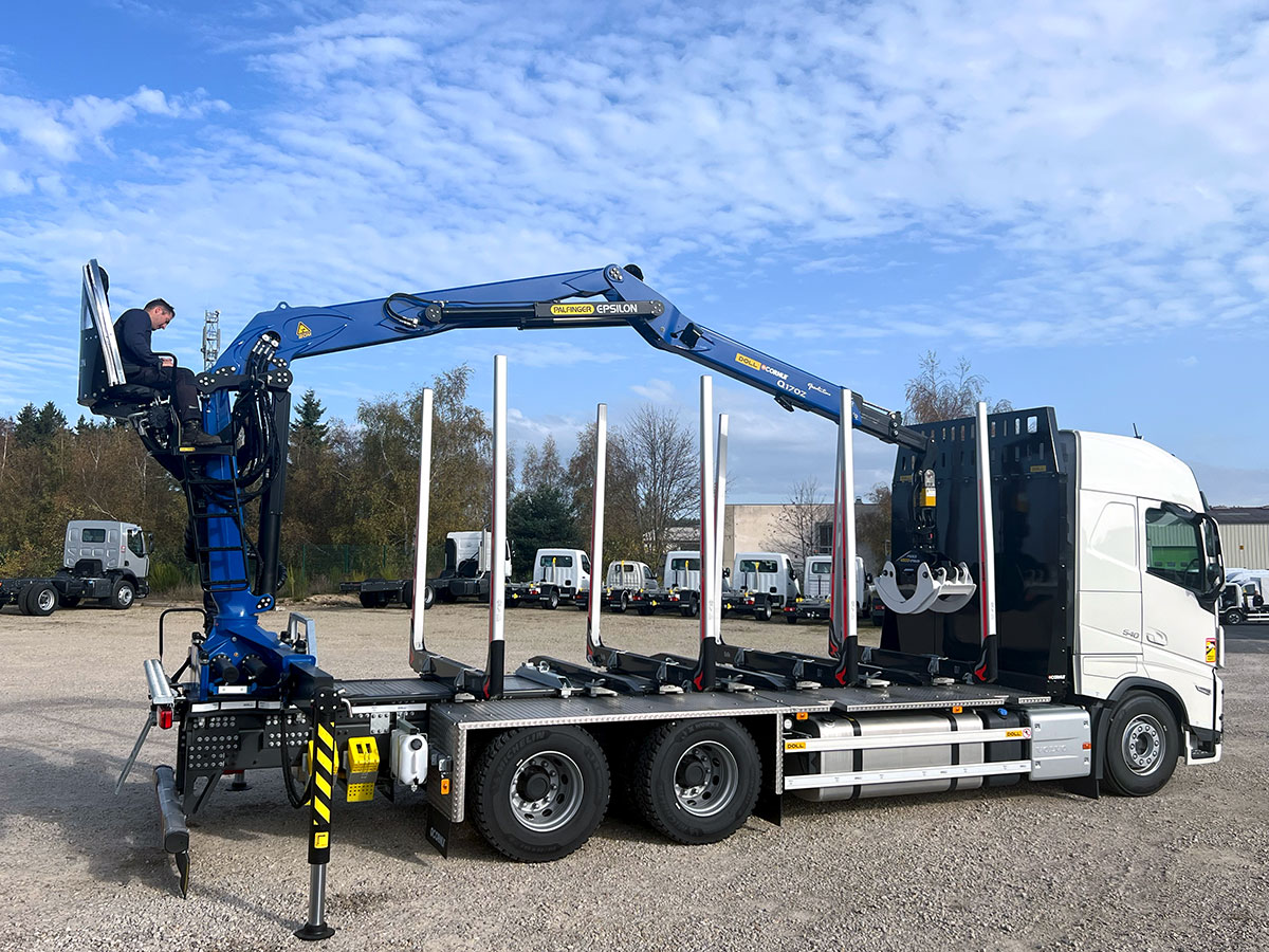 CHEZ-CORNUT-CARROSSERIE-INDUSTRIELLE-EQUIPEMENT-FORESTIER-ENSEMBLE-PORTE-BILLONS-GRUE-PALFINGER-EPSILON-