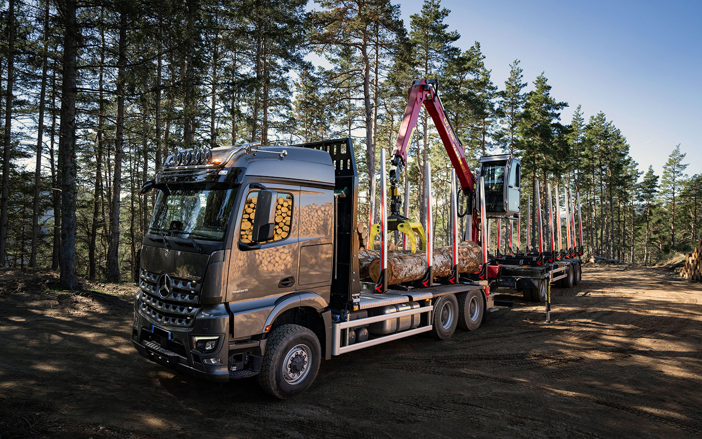 CHEZ-CORNUT-CARROSSERIE-INDUSTRIELLE-EQUIPEMENT-FORESTIER-ENSEMBLE-PORTE-BILLONS-GRUE-TAJFUNLIV-