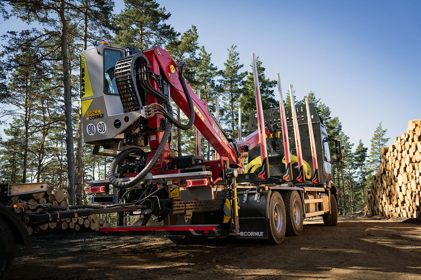 CHEZ-CORNUT-CARROSSERIE-INDUSTRIELLE-EQUIPEMENT-FORESTIER-ENSEMBLE-PORTE-BILLONS-GRUE-TAJFUNLIV-L150K96-mercedes-benz