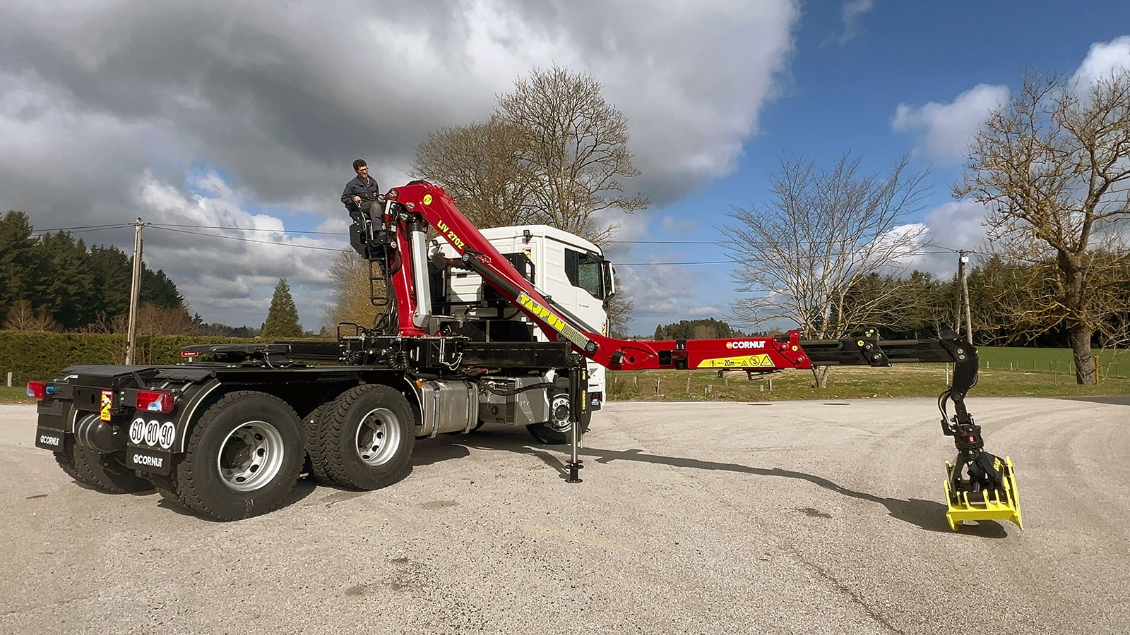 CHEZ-CORNUT-CARROSSERIE-INDUSTRIELLE-EQUIPEMENT-FORESTIER-GRUE-TAJFUNLIV-270-depliee