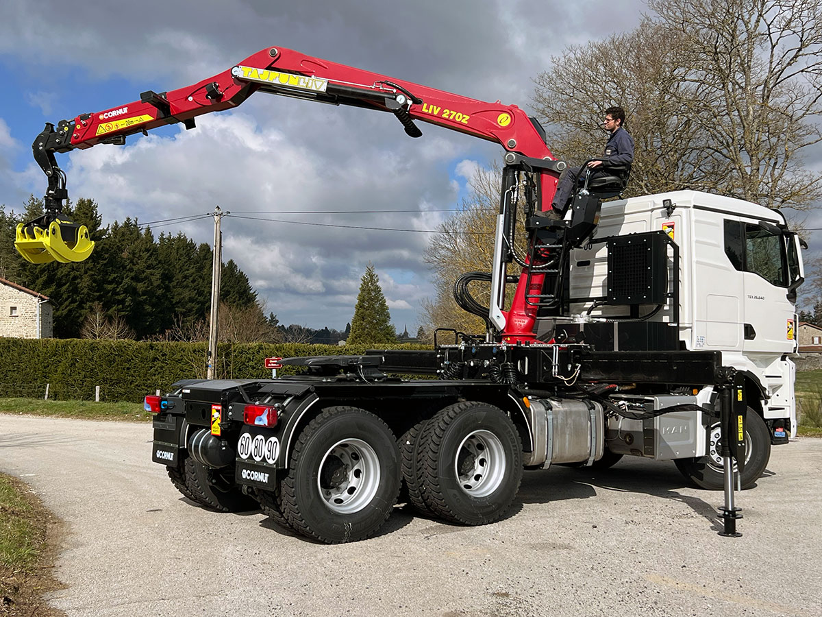CHEZ-CORNUT-CARROSSERIE-INDUSTRIELLE-EQUIPEMENT-FORESTIER-GRUE-TAJFUNLIV-270