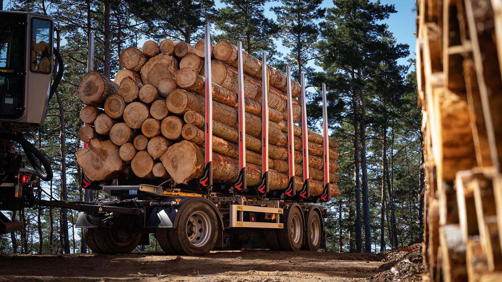 CHEZ-CORNUT-CARROSSERIE-INDUSTRIELLE-EQUIPEMENT-FORESTIER--PORTE-BILLONS-remorque-DOLL