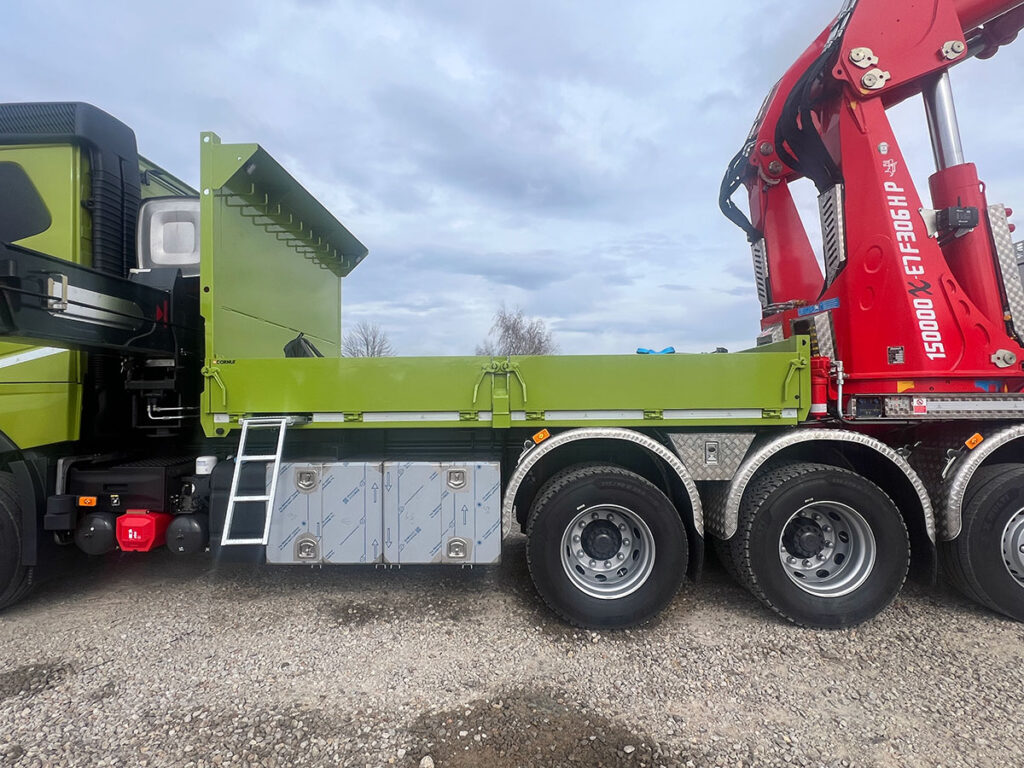 CHEZ-CORNUT-CARROSSERIE-INDUSTRIELLE-FABRICATION-PLATEAU-ACIER-GRUE-MANUTENTION-CORMACH