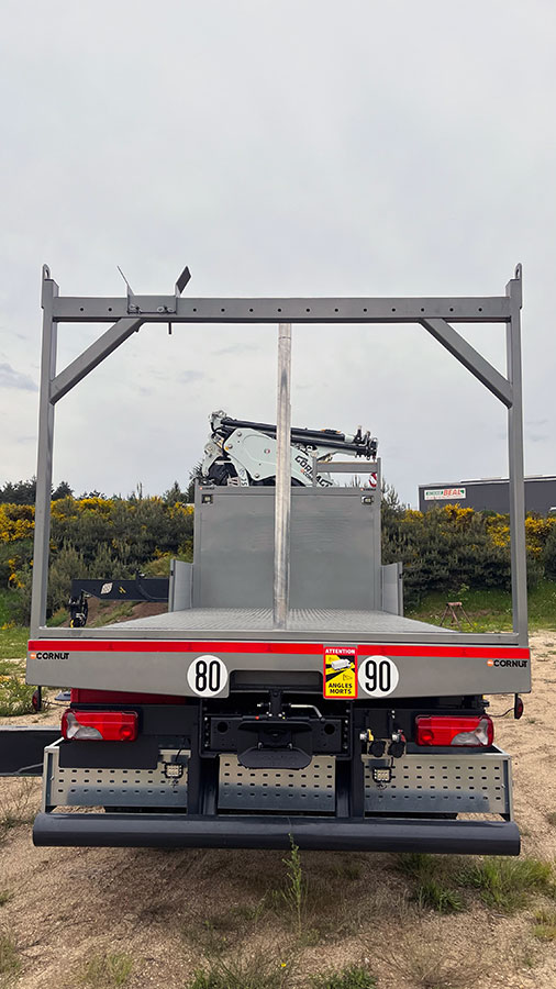 CHEZ-CORNUT-CARROSSERIE-INDUSTRIELLE-FABRICATION-PLATEAU-CHARPENTIER-PORTE-POTEAUX-ARRIERE-GRUE-MANUTENTION-CORMACH