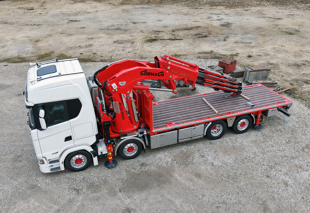 CHEZ-CORNUT-CARROSSERIE-INDUSTRIELLE-FABRICATION-PLATEAU-PLANCHER-BOIS-GRUE-MANUTENTION-CORMACH