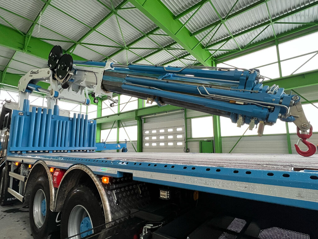 CHEZ-CORNUT-CARROSSERIE-INDUSTRIELLE-FABRICATION-PLATEAU-PLANCHER-BOIS-POTEAUX-AMOVIBLES-RONDS-GRUE-CORMACH