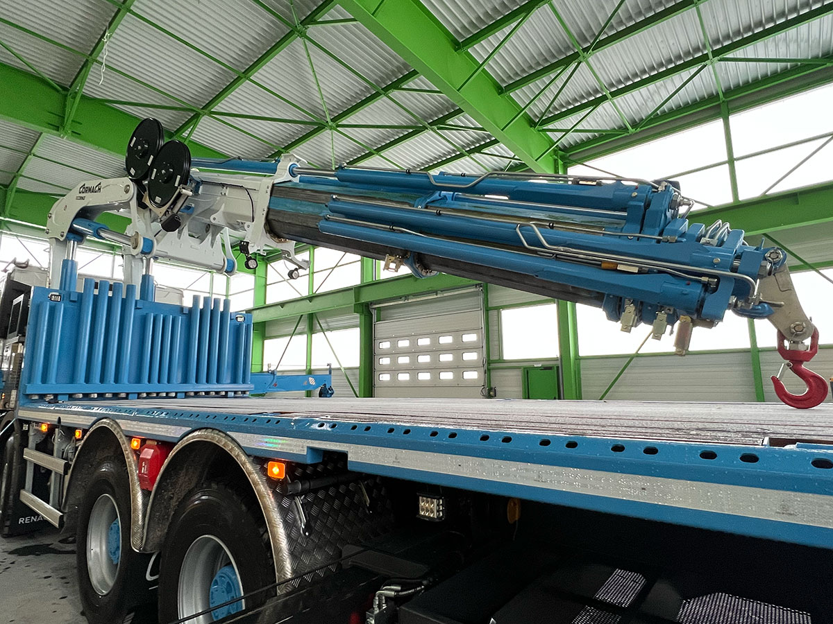 CHEZ-CORNUT-CARROSSERIE-INDUSTRIELLE-FABRICATION-PLATEAU-PLANCHER-BOIS-POTEAUX-AMOVIBLES-RONDS-GRUE-CORMACH