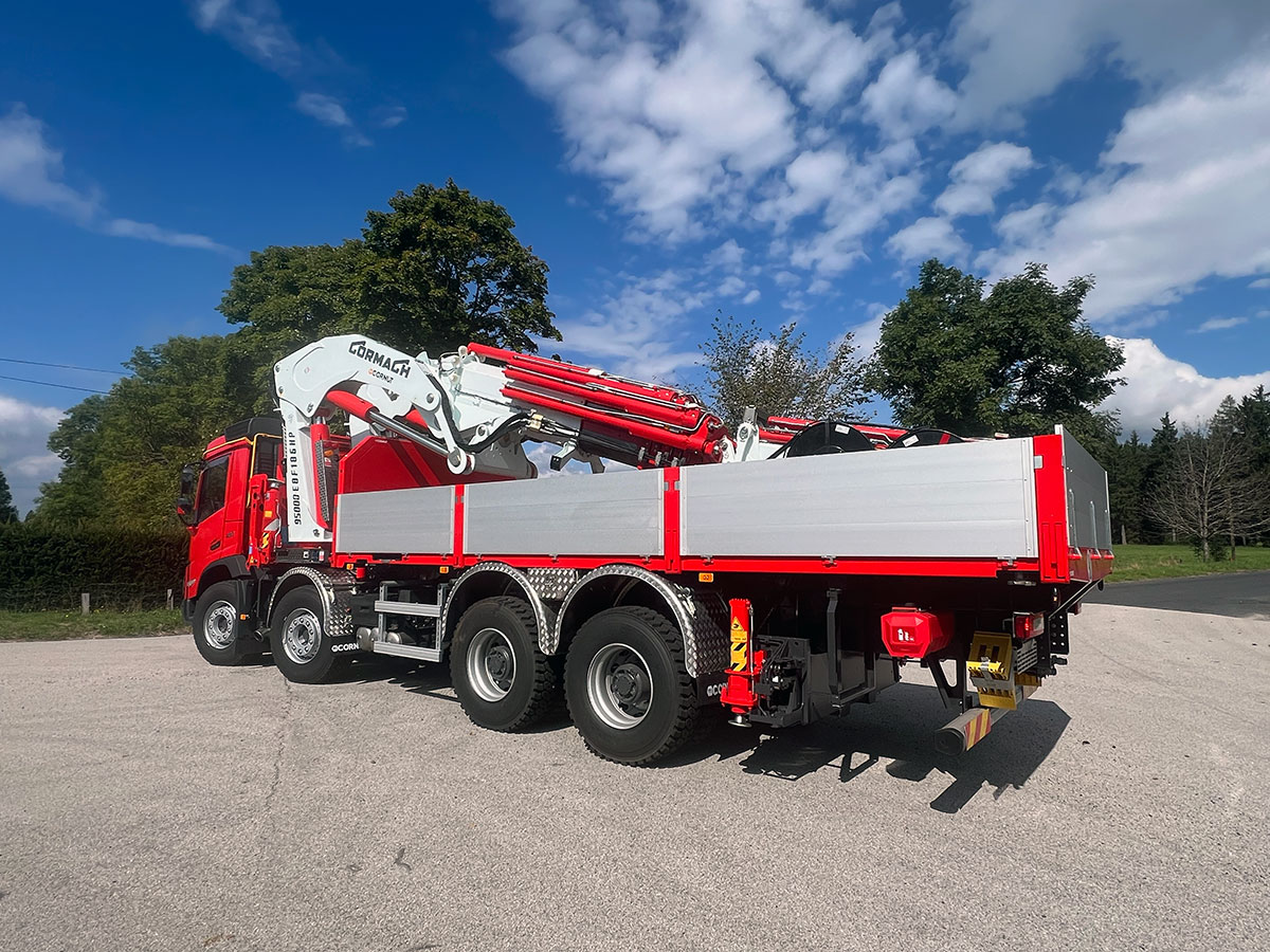 CHEZ-CORNUT-CARROSSERIE-INDUSTRIELLE-FABRICATION-PLATEAU-SUR-MESURE-CAMION-GRUE