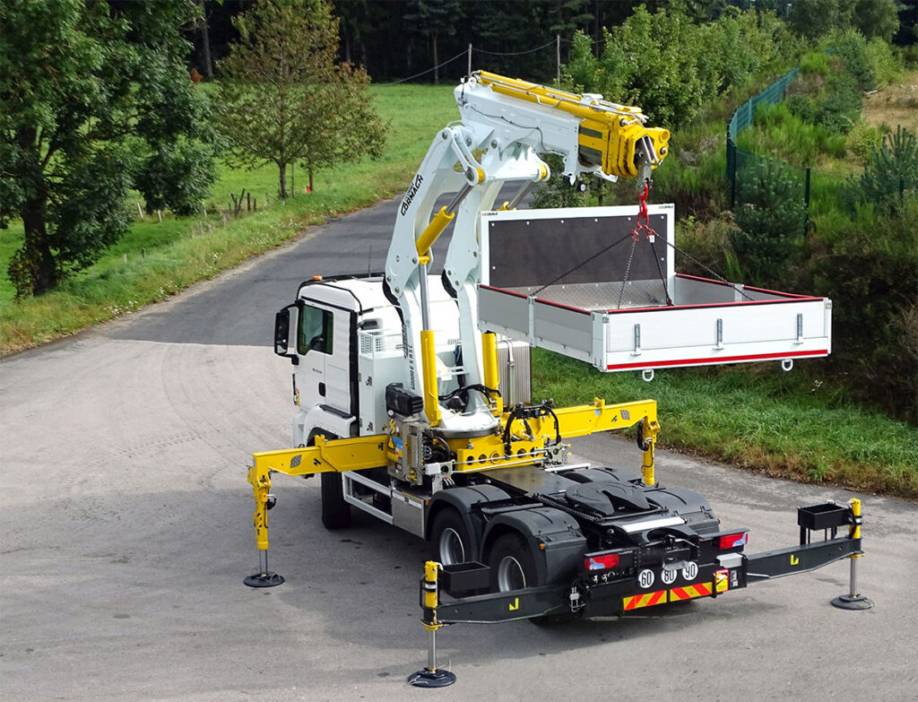 CHEZ-CORNUT-CARROSSERIE-INDUSTRIELLE-FABRICATION-PLATEAU-SUR-MESURE-DEPOSABLE-VEHICULE-DOUBLE-GENRE