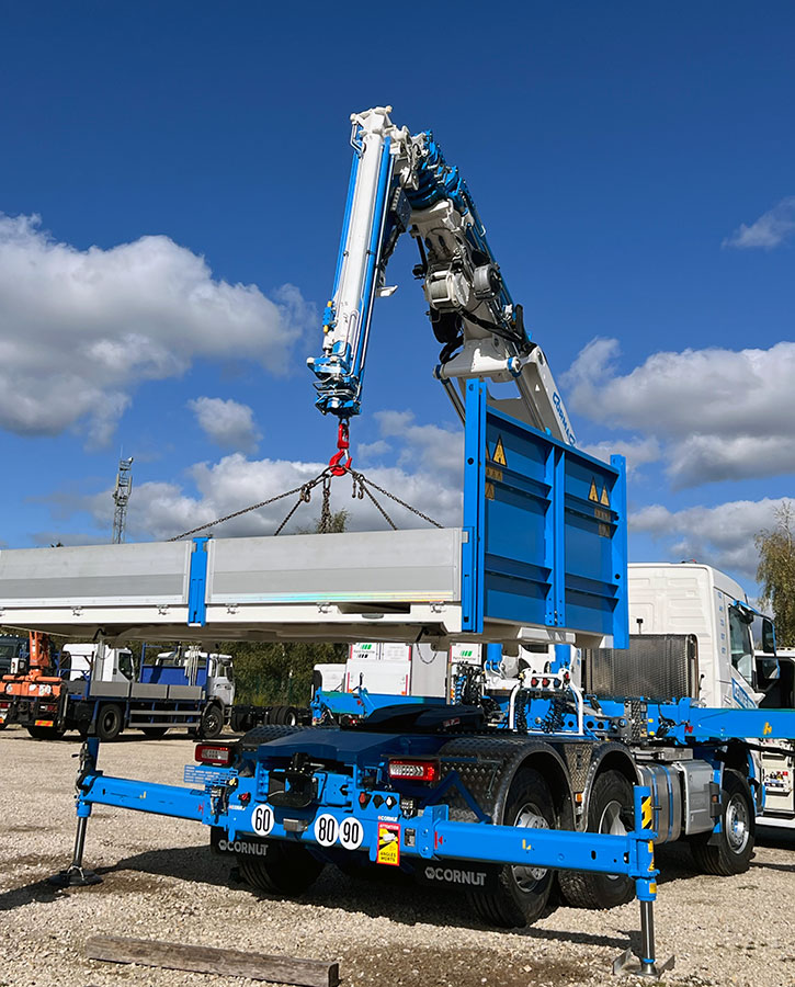 CHEZ-CORNUT-CARROSSERIE-INDUSTRIELLE-FABRICATION-PLATEAU-SUR-MESURE-VEHICULE-DOUBLE-GENRE-SOULEVEMENT-PLATEAU-GRUE